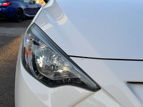 Used 2019 Toyota Yaris LE FWD image 8