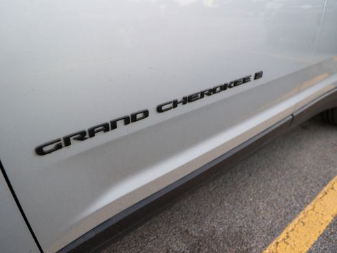 Used 2022 Jeep Grand Cherokee L Laredo image 12