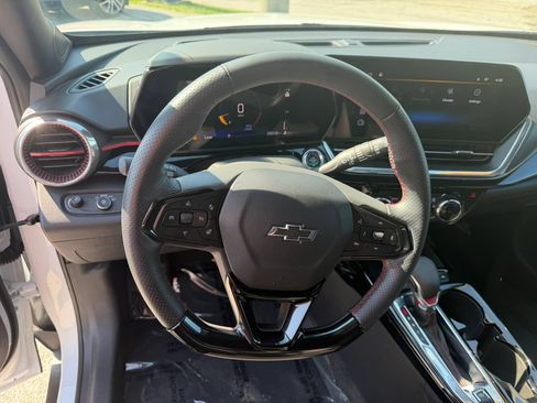 Used 2025 Chevrolet Trax RS w/ Sunroof Package FWD image 10