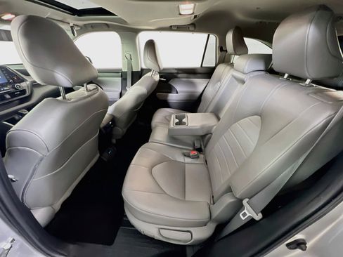 Used 2022 Toyota Highlander XLE image 24