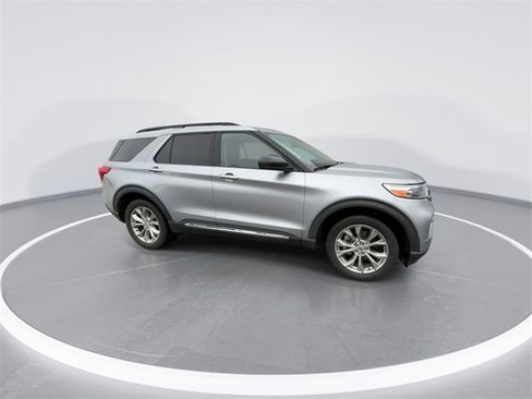 Used 2022 Ford Explorer XLT w/ Equipment Group 202A image 9