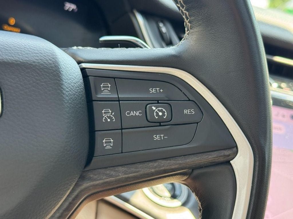 Used 2022 Jeep Grand Cherokee L Limited AWD/4WD image 22