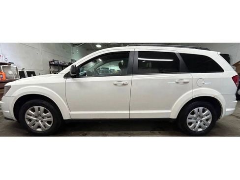 Used 2016 Dodge Journey SE w/ Flexible Seating Group image 2