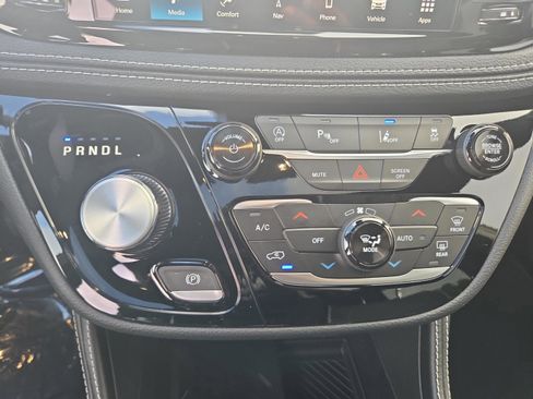 New 2026 Chrysler Pacifica Limited image 27