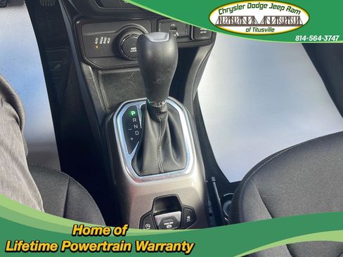Used 2022 Jeep Renegade Latitude AWD/4WD image 12