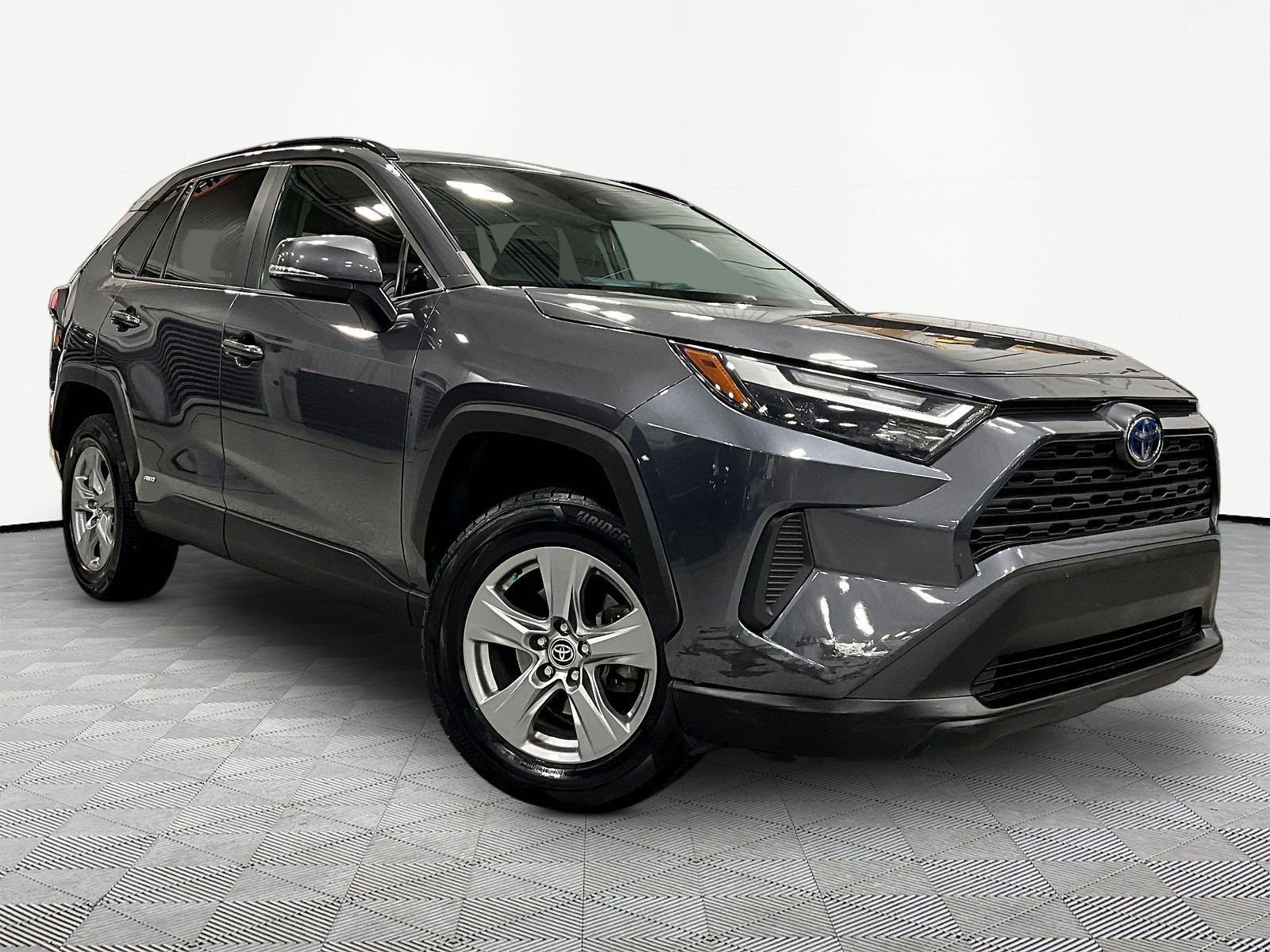 Used 2022 Toyota RAV4 XLE AWD/4WD image 3