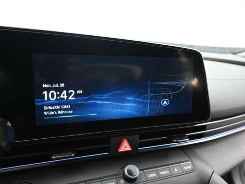 Certified 2025 Hyundai Elantra SEL FWD image 18