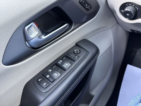 Used 2023 Chrysler Pacifica Touring-L FWD image 16