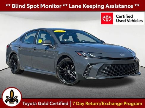 Used 2025 Toyota Camry SE FWD image 1