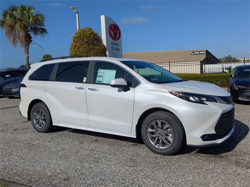 New 2026 Toyota Sienna XLE image 2