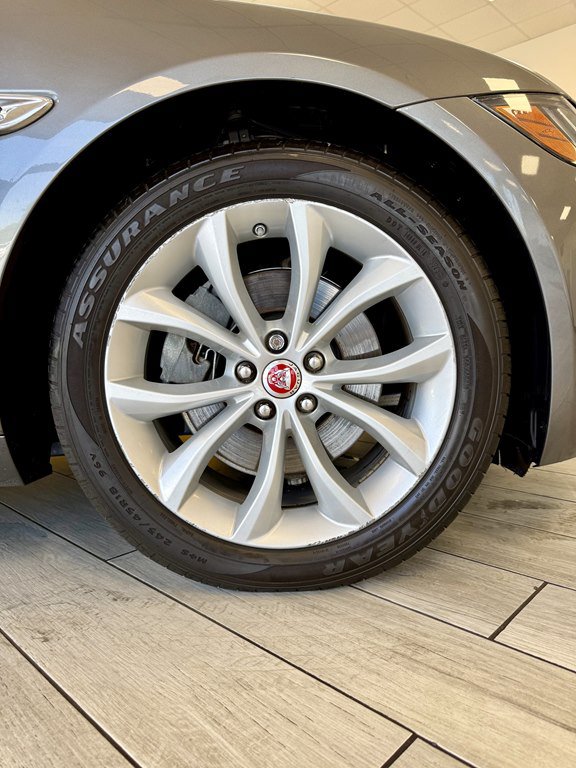 Used 2018 Jaguar XF Premium AWD/4WD image 18
