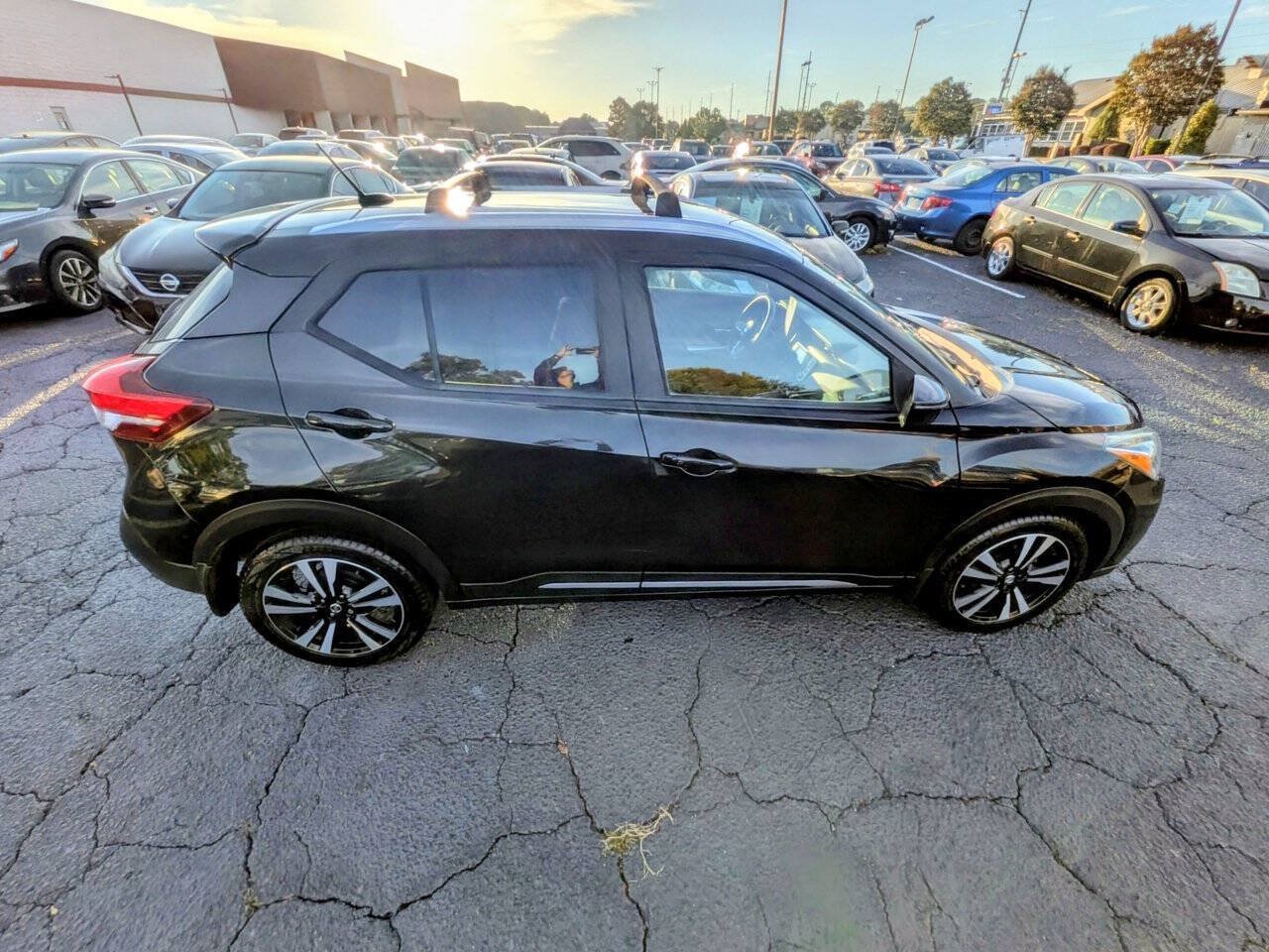 Used 2018 Nissan Kicks SR w/ Exterior Electronics Package FWD image 12