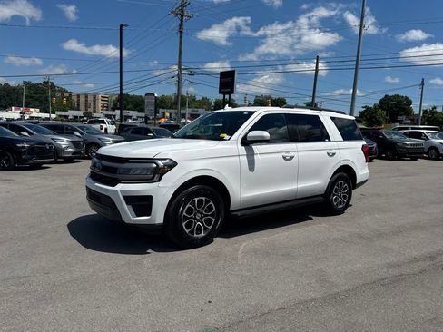Used 2024 Ford Expedition XLT RWD image 3