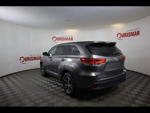 Used 2019 Toyota Highlander LE AWD/4WD image 6