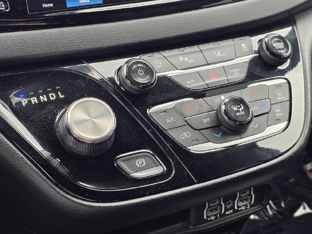 Certified 2025 Chrysler Pacifica Select FWD image 32
