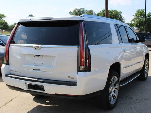 Used 2019 Cadillac Escalade ESV Luxury RWD image 3