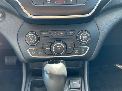 Used 2021 Jeep Cherokee Latitude Plus FWD image 21