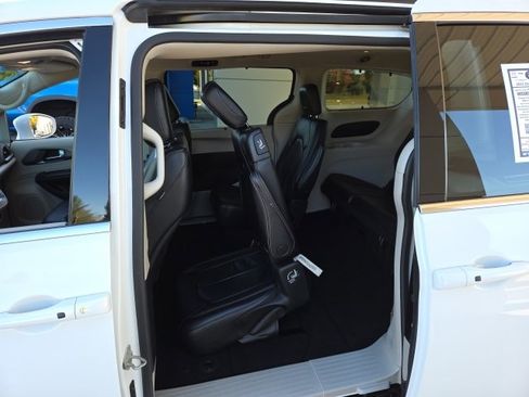 Used 2022 Chrysler Pacifica Touring-L image 93