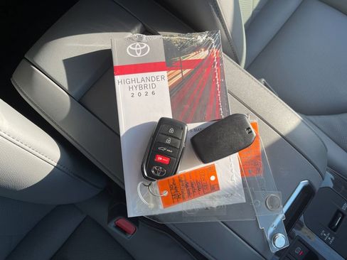 New 2026 Toyota Highlander Platinum AWD/4WD image 9