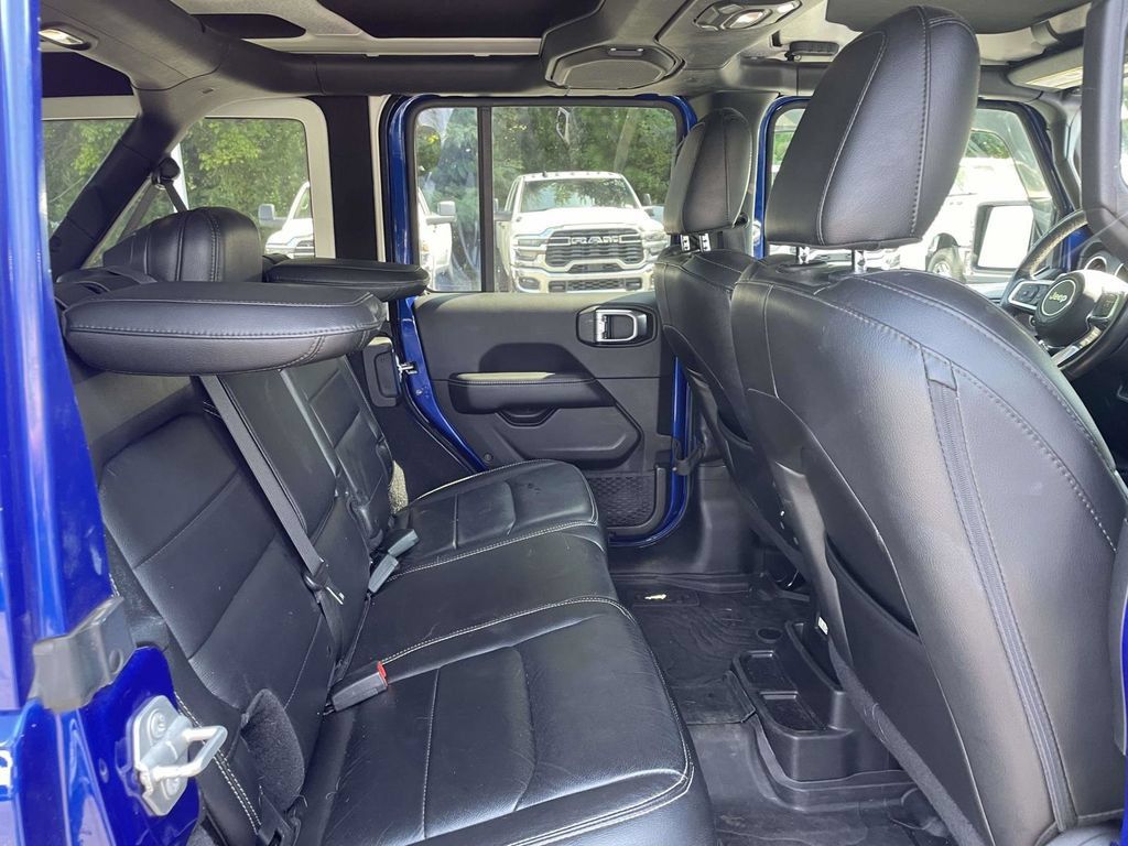 Used 2018 Jeep Wrangler Unlimited Sahara AWD/4WD image 14