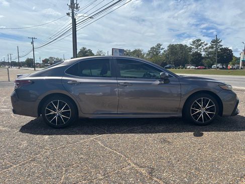 Used 2021 Toyota Camry SE image 6