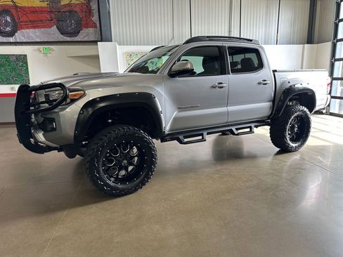 Used 2019 Toyota Tacoma TRD Sport image 6