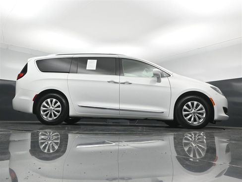 Used 2018 Chrysler Pacifica Touring-L FWD image 30