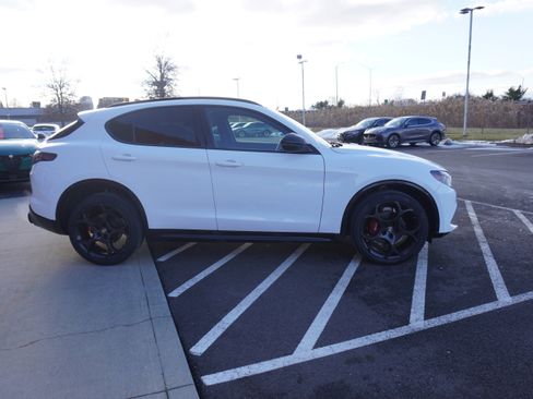 Used 2024 Alfa Romeo Stelvio Veloce image 5