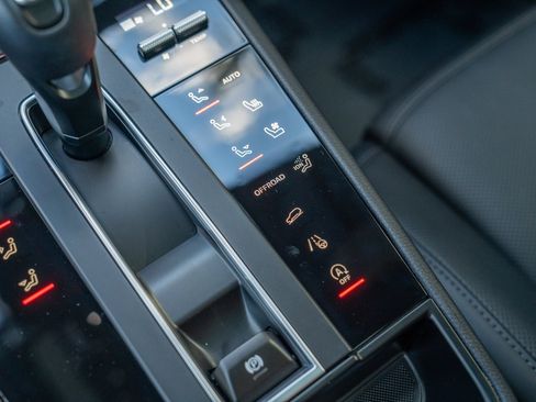 Certified 2026 Porsche Macan AWD/4WD image 19