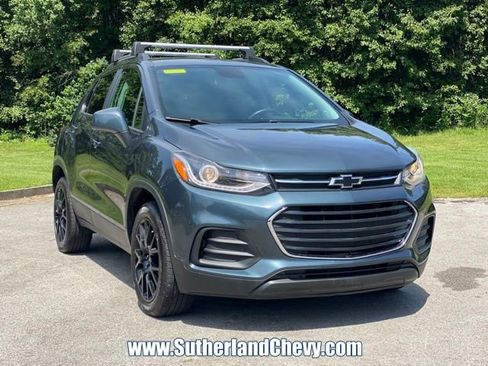 Used 2022 Chevrolet Trax LT w/ Premium Seat Package AWD/4WD image 9
