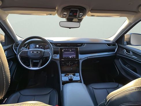 Used 2022 Jeep Grand Cherokee Laredo w/ Luxury Tech Group I image 22