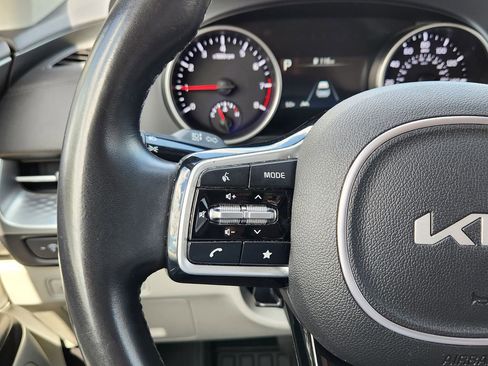 Used 2022 Kia Carnival LX FWD image 25