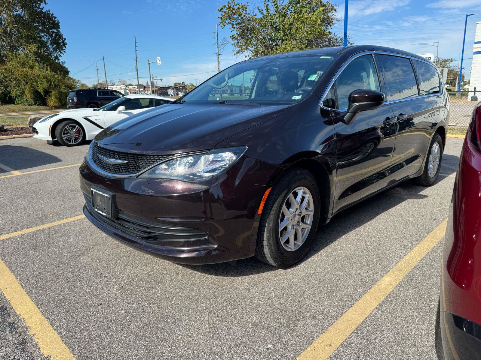 Used 2017 Chrysler Pacifica Touring FWD image 1