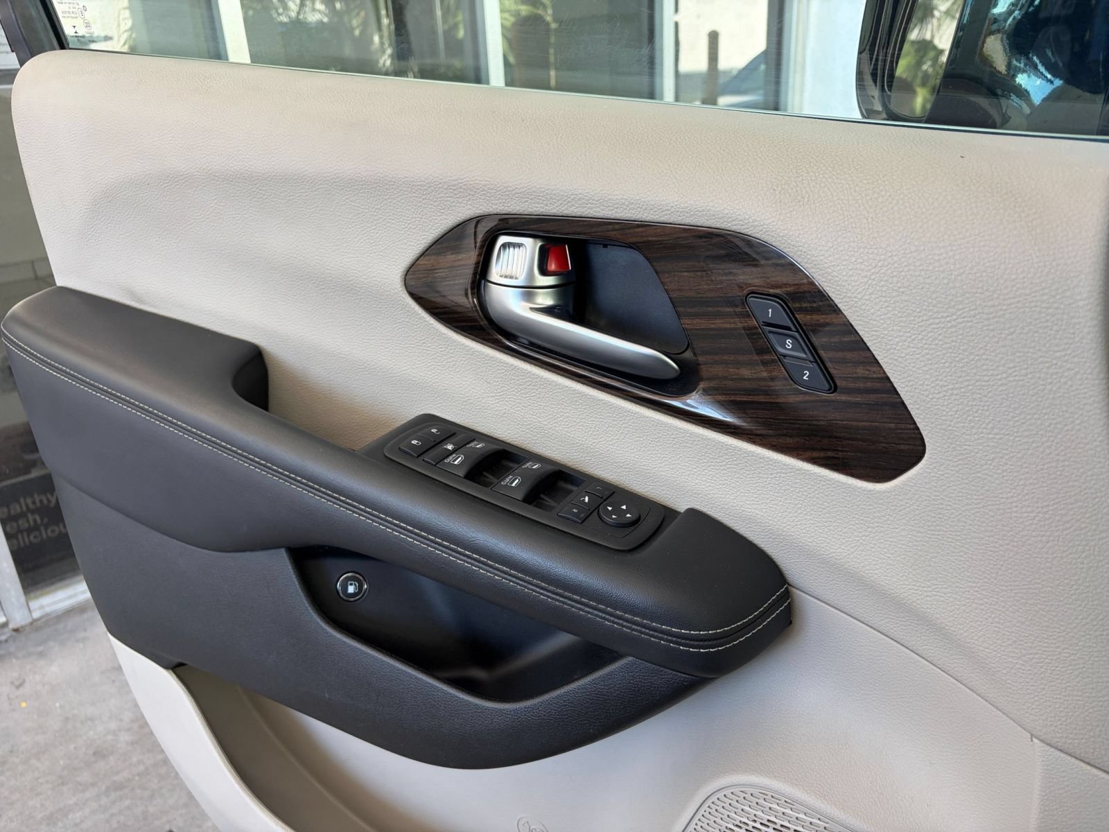 Used 2023 Chrysler Pacifica Limited FWD image 18