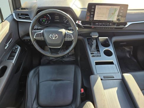 Used 2021 Toyota Sienna XSE FWD image 32