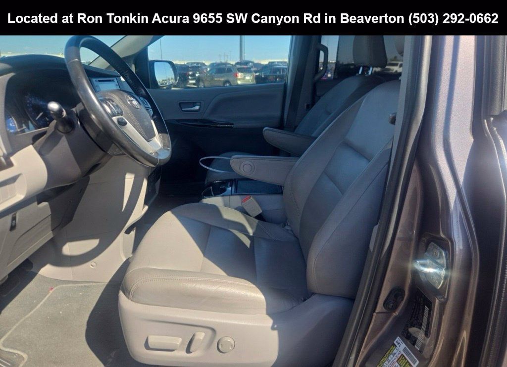 Used 2019 Toyota Sienna XLE w/ XLE Navigation Package FWD image 9