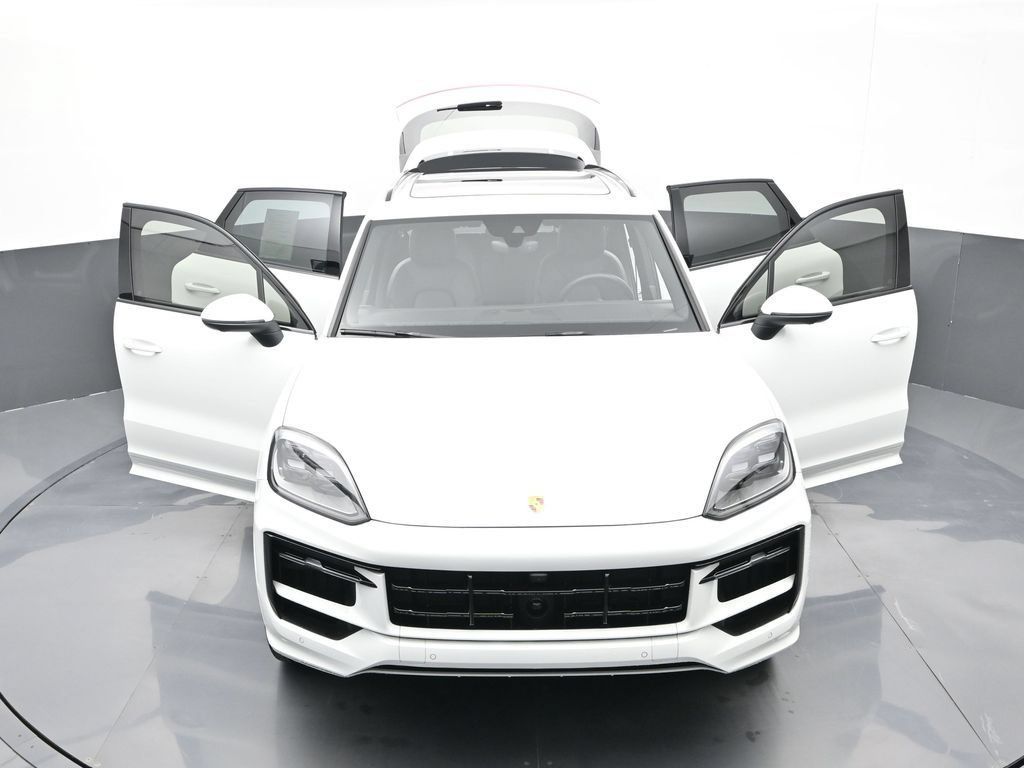 Certified 2025 Porsche Cayenne AWD/4WD image 31