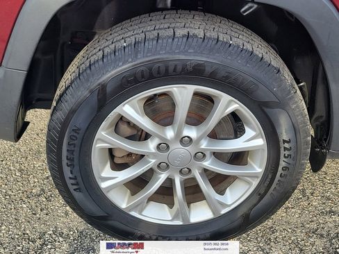 Used 2019 Jeep Cherokee Latitude w/ Cold Weather Group image 5