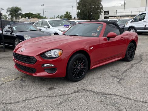 Used 2018 FIAT 124 Spider Classica w/ Technology & Siriusxm Group image 2