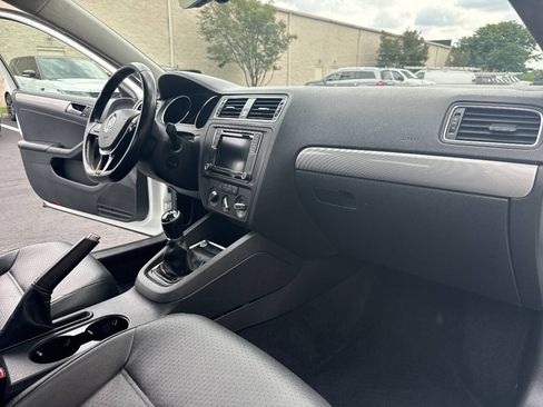 Used 2017 Volkswagen Jetta SE FWD image 29