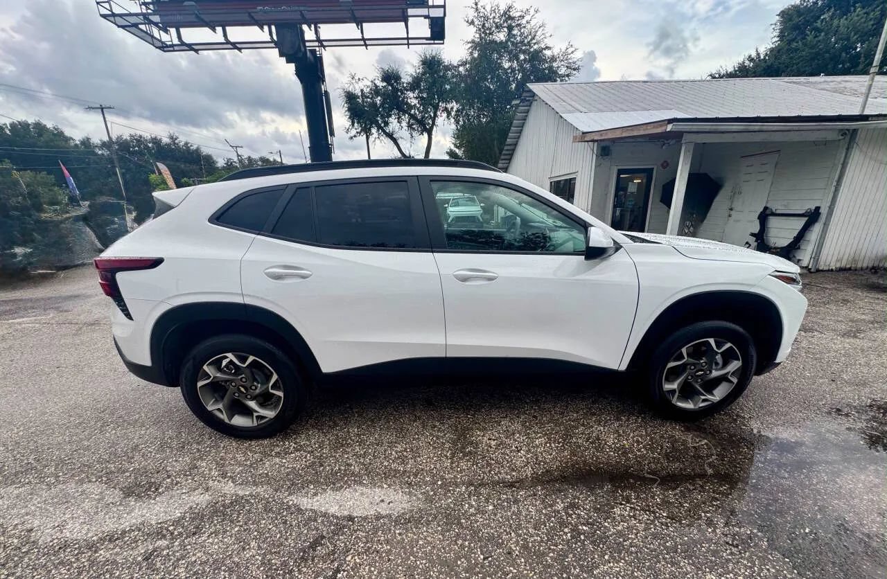 Used 2026 Chevrolet Trax LT FWD image 7