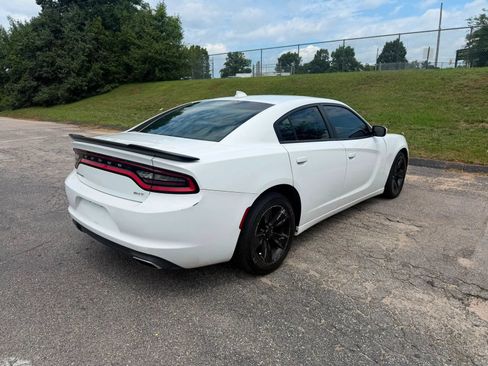 Used 2016 Dodge Charger SXT RWD image 3