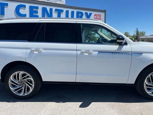 Used 2025 Lincoln Navigator Reserve AWD/4WD image 12