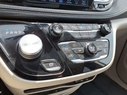Used 2017 Chrysler Pacifica Limited FWD image 27