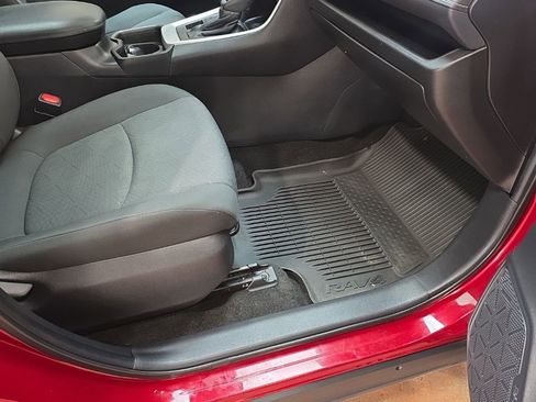 Used 2021 Toyota RAV4 XLE w/ Convenience Package image 10