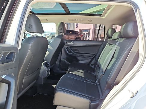 Used 2020 Volkswagen Tiguan SE w/ Panoramic Sunroof Package image 9