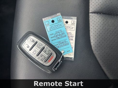Used 2025 Chrysler Pacifica Select image 36