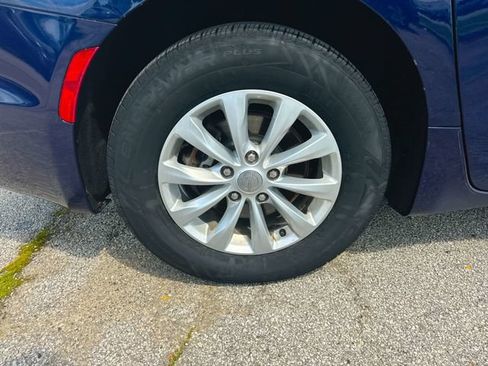 Used 2017 Chrysler Pacifica Touring-L FWD image 32