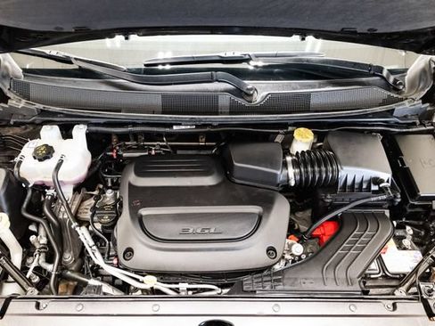 Used 2025 Chrysler Pacifica Limited FWD image 3