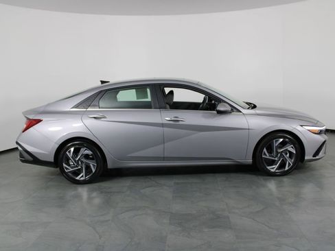Used 2025 Hyundai Elantra SEL image 13